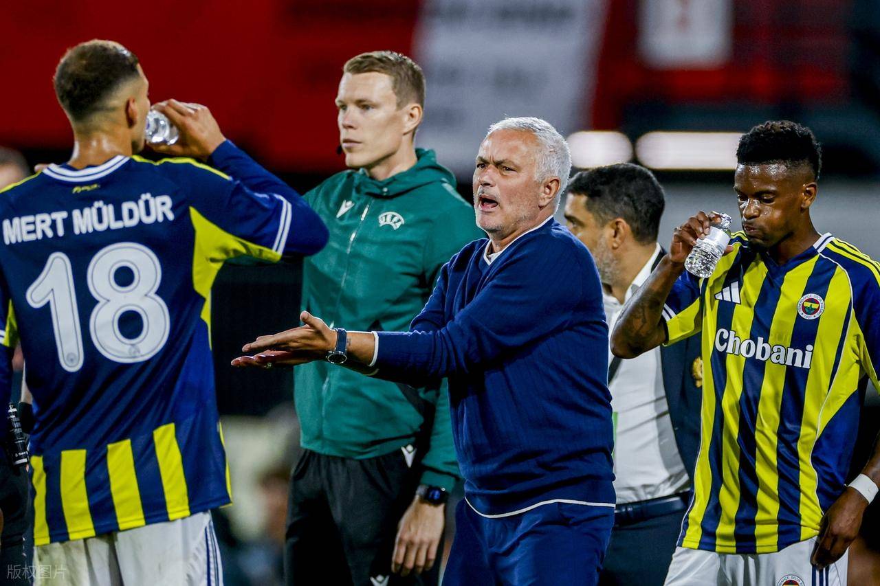 集结日费耶诺德备战荷甲,篮板制胜细节曝光,话题不断,训练强度明显提升 集结日费耶诺德备战荷甲,篮板制胜细节曝光,话题不断,训练强度明显提升